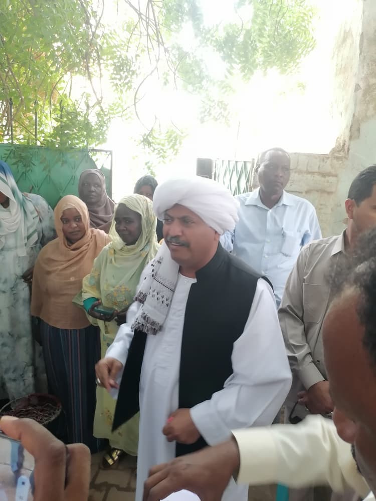 مستشار رئيس الوزراء مصلح نصار يقدّم دعماً سخياً لـ«بائعات الشاي» بالخرطوم